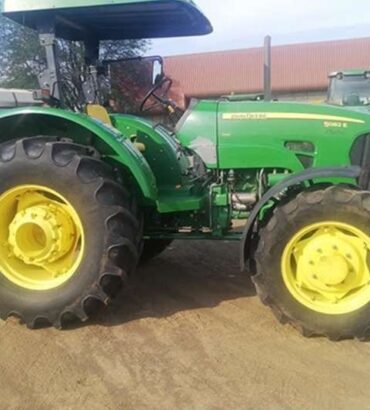 JOHN DEERE 5082E  4WD