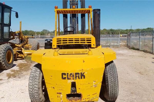 Clark 15 Ton Diesel Forklifts - Image 7